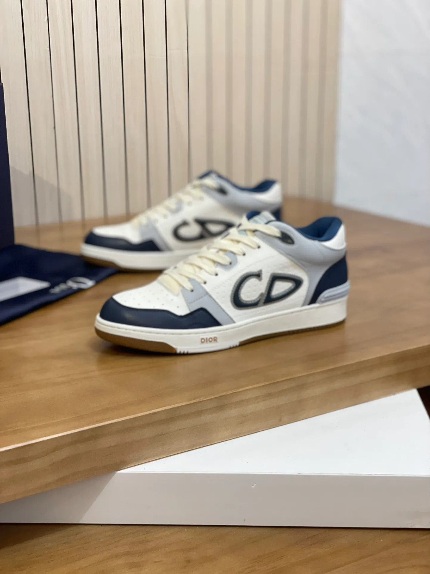 Men's shoes: 💰P440¥ Product trademark: Dior* "Dior*" high-top casual shoes Regular size: 38-44 (can be customized to 45.46) Product materials: Upper imported cowhide stitched with original fabric, breathable lining, original outsole. Number: 1006